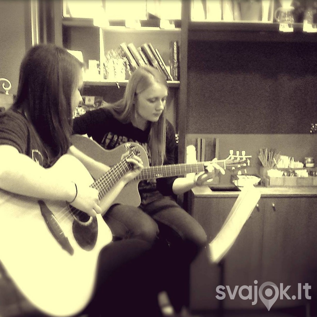 Gitaros pamoka muzikos studijoje 2