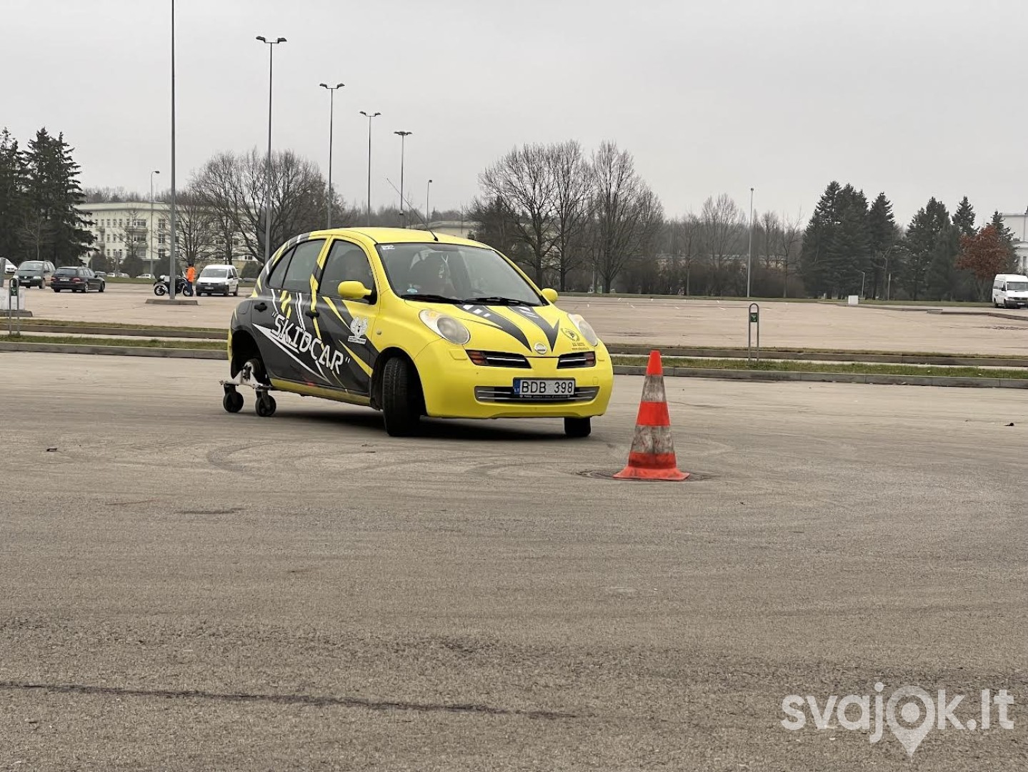 Ekstremalus vairavimas su automobiliu SKIDCAR 2