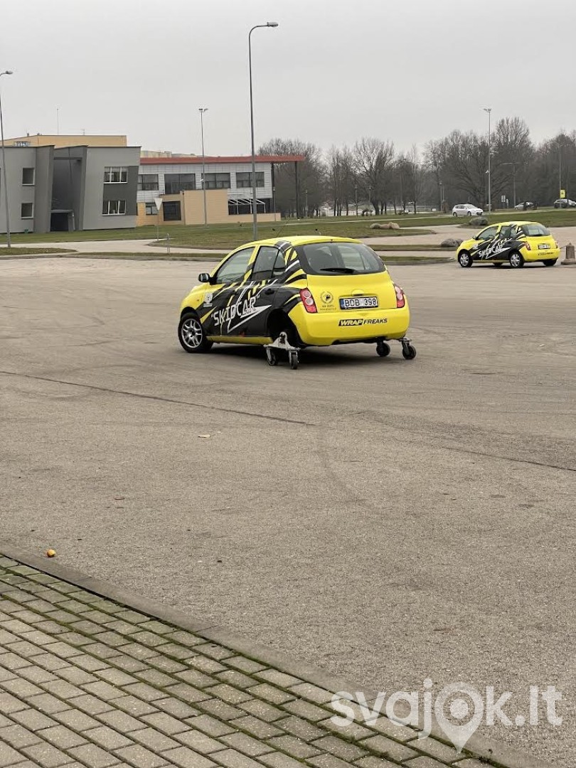 Ekstremalus vairavimas su automobiliu SKIDCAR 4